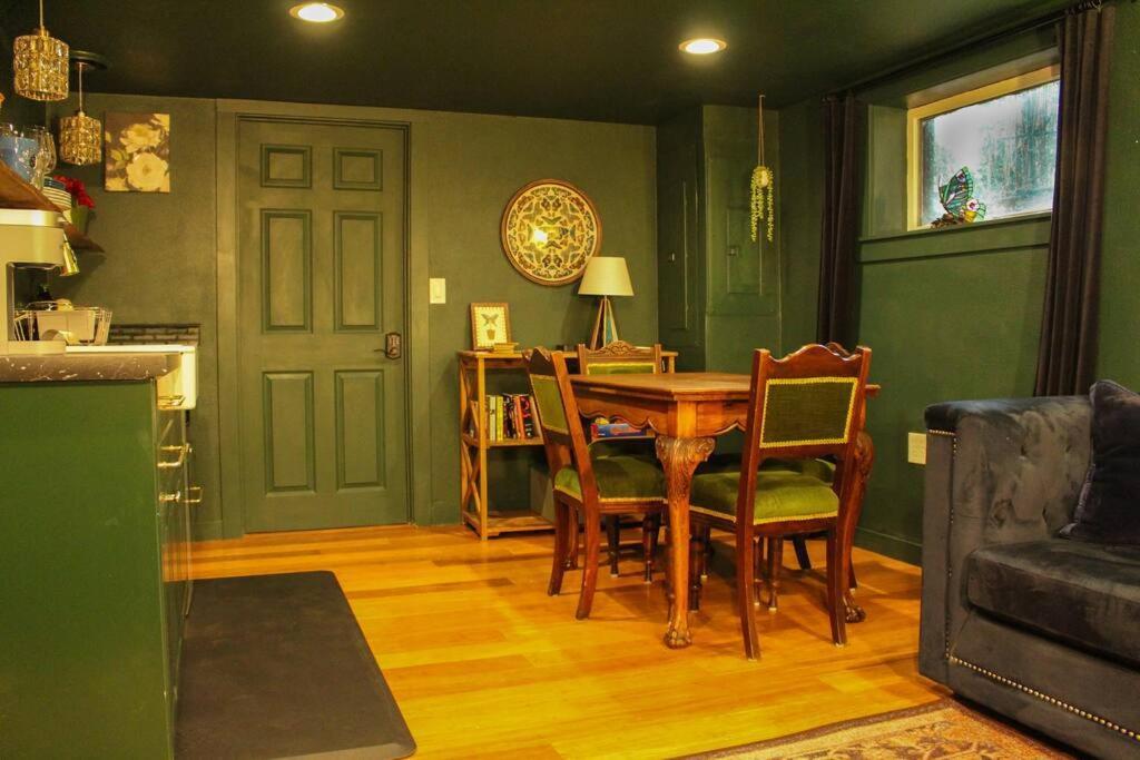 Heart Of Woodstock, 10 Min Walk To Reed, With Private Garage! Apartment Portland Ngoại thất bức ảnh
