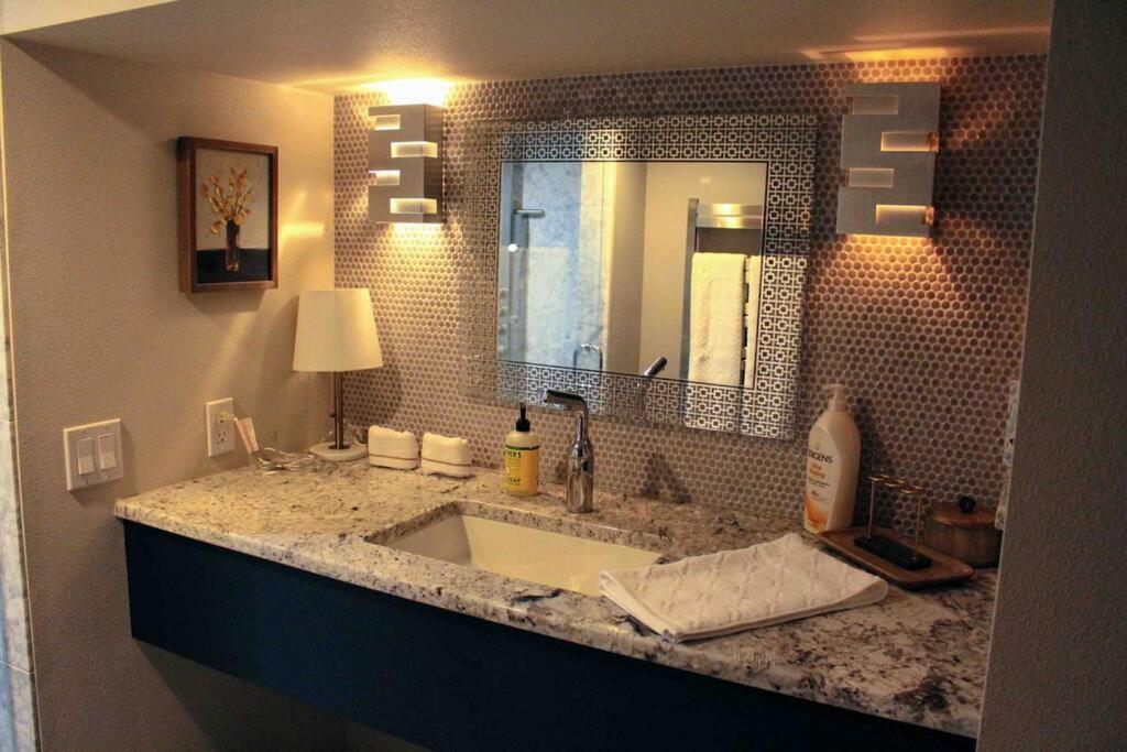 Heart Of Woodstock, 10 Min Walk To Reed, With Private Garage! Apartment Portland Ngoại thất bức ảnh